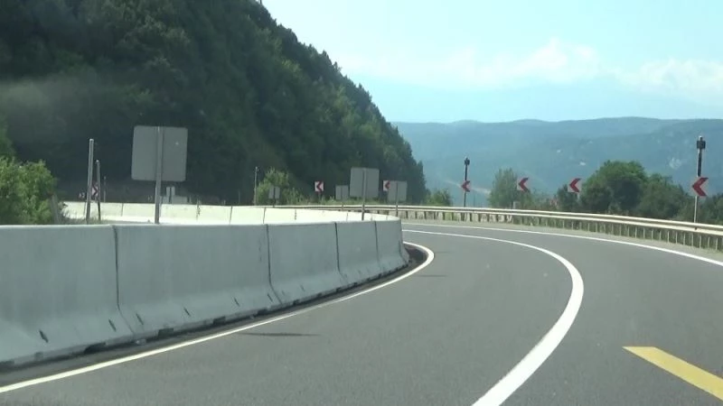 Bolu Dağı’nda orta refüjlere beton bariyerler koyuldu
