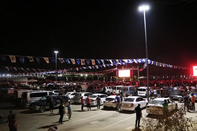 Adana Demirsporlu taraftarlar açık havada ve araçlarında maç keyfi yaşıyor

