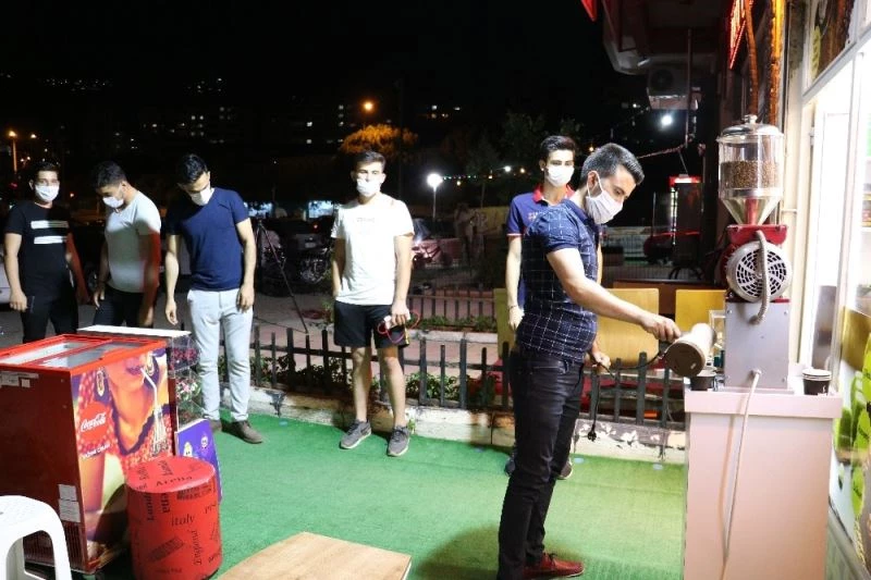 Kuruyemişçiden ücretsiz kahve ikramı
