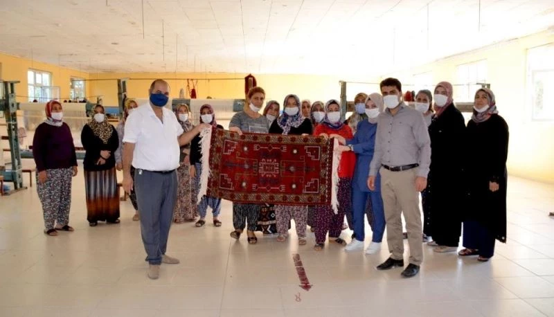 Ayasofya’nın 86 yıllık esaretine 86 bin ilmekli seccade
