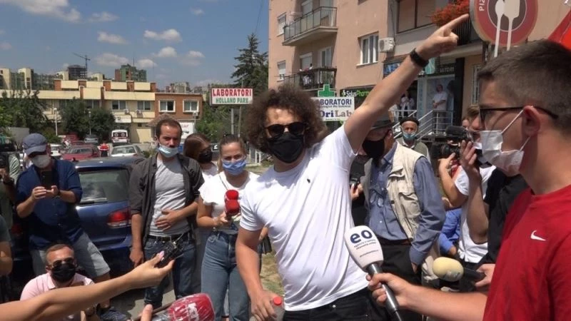 Kosova’da cami yapımını protesto edenler, camiyi savunanların tepkisiyle karşılaştı
