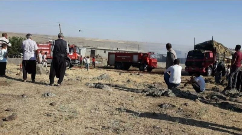 Elektrik tellerine temas eden saman yüklü kamyon alev alev yandı
