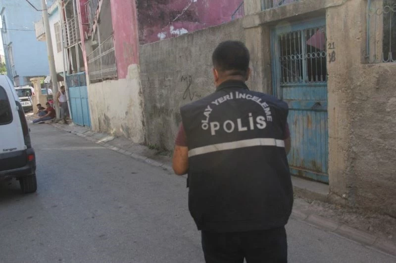 Silahlı kavgada kapı önünde oturan hamile kadını yaraladılar
