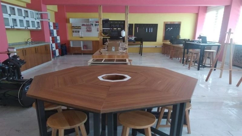 Anadolu lisesinin mobilyalarını meslek liseliler yaptı
