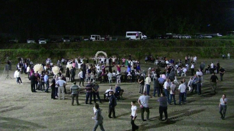 Artvin’de boğa güreşi arenasında kır düğünü
