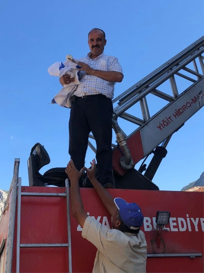 Caminin alemine takılan leyleği itfaiye ekipleri kurtardı
