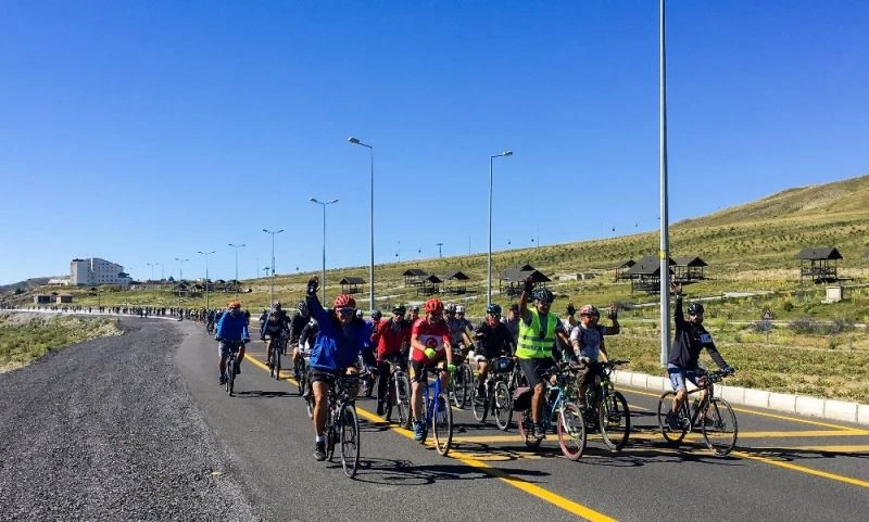 Bisiklet tutkunlarından Erciyes’te anlamlı etkinlik
