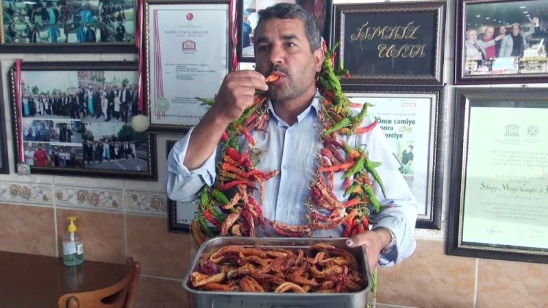 Tava ciğer biberlerini çekirdek gibi yiyor
