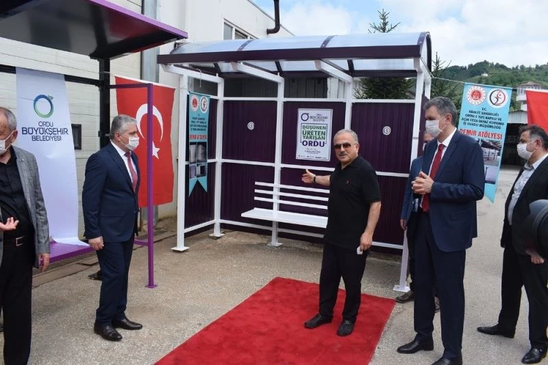 Dolmuş duraklarını hükümlüler üretiyor
