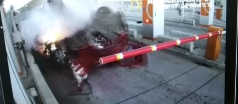 (Özel) Otomobille gişelere çarpan uzman çavuşun kaza anı güvenlik kamerasında
