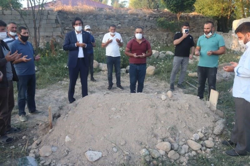 Tekne faciasında hayatını kaybeden göçmenin cenazesi Taşlıçay’da toprağa verildi
