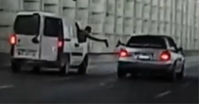 İzmir’de akan trafikte içki şişesi tokuşturdular
