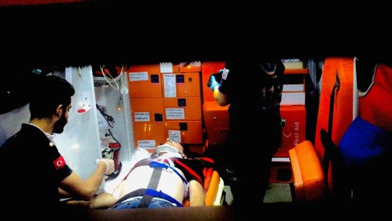 Hız sınırlarını aştı, düz yolda direğe çarptı
