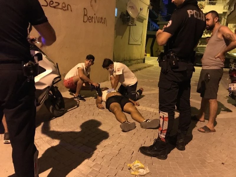 Yolda yürürken çarpıştılar, kavgaya tutuştular
