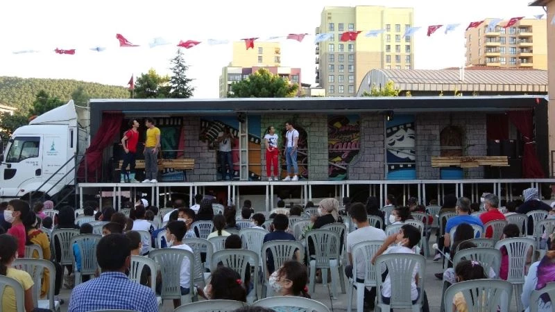 Sanat tırı, tiyatroyu sanatsever Sancaktepelilerin ayağına götürüyor
