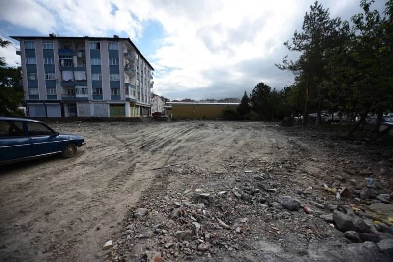 Pazar yerinin park soruna köklü çözüm
