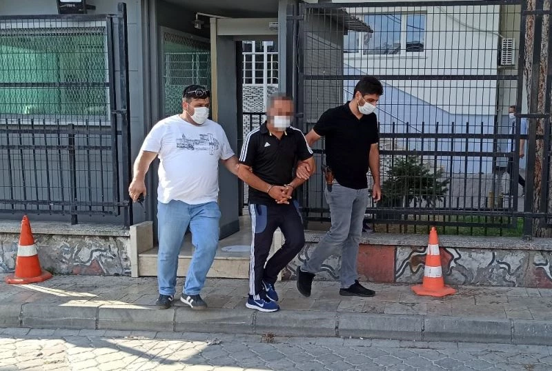 Yüksek sesle konuştuğu için kendisini uyaran şahsı 5 yerinden bıçaklayan şüpheli yakalandı
