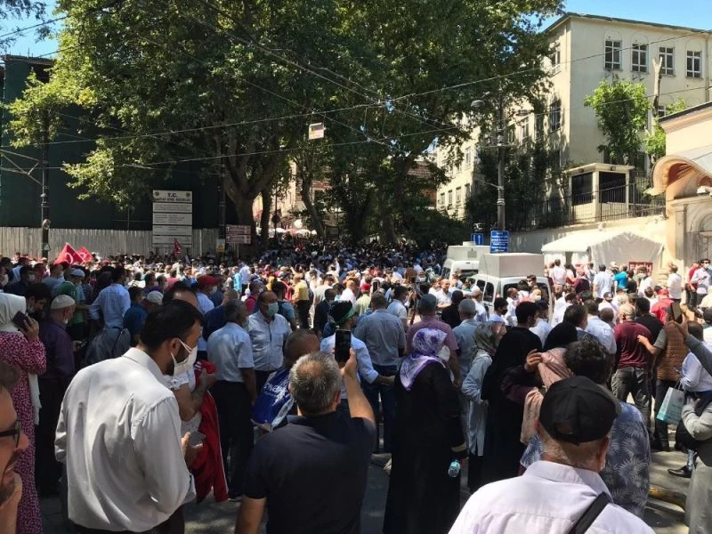 Namaz kılınacak alanlar doldu çok sayıda vatandaş alana giremedi
