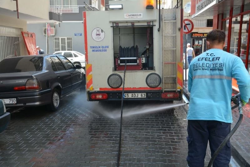 Efeler’de sokaklar köpüklü suyla yıkanıyor
