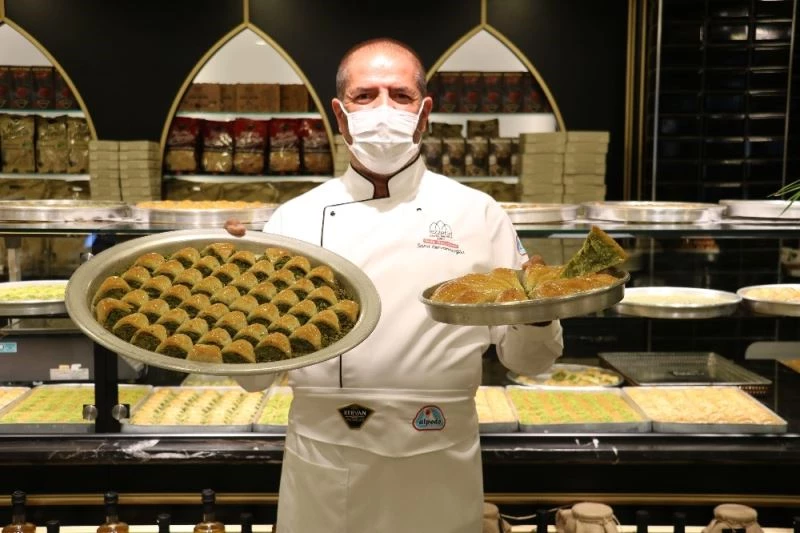 Bayram tatlıları tezgahlardaki yerini aldı
