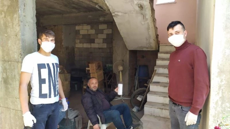 Ülkücü gençler köyde maske dağıttı
