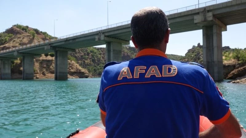 Kodu düşürülen baraj gölünde Gülistan aranıyor
