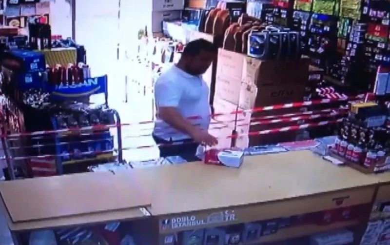 Bir müşterinin unuttuğu telefonu başka bir müşteri çaldı
