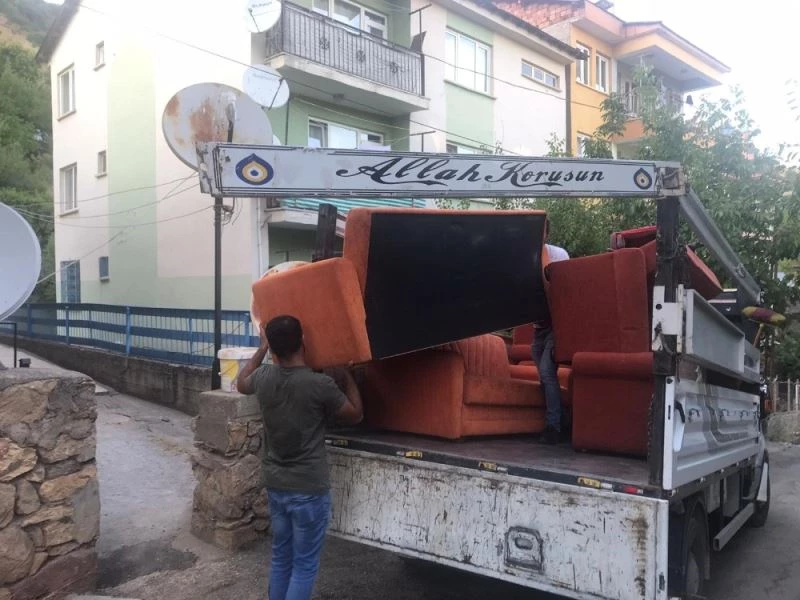 Gönüllü grup, tayini çıkan memurların eşyalarını ihtiyaç sahiplerine ulaştırdı
