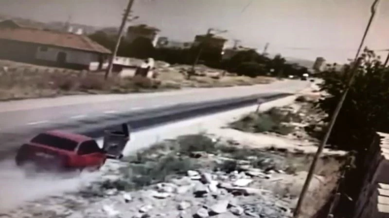 Karaman’da otomobilin çöp konteynerine çarpma anı kamerada
