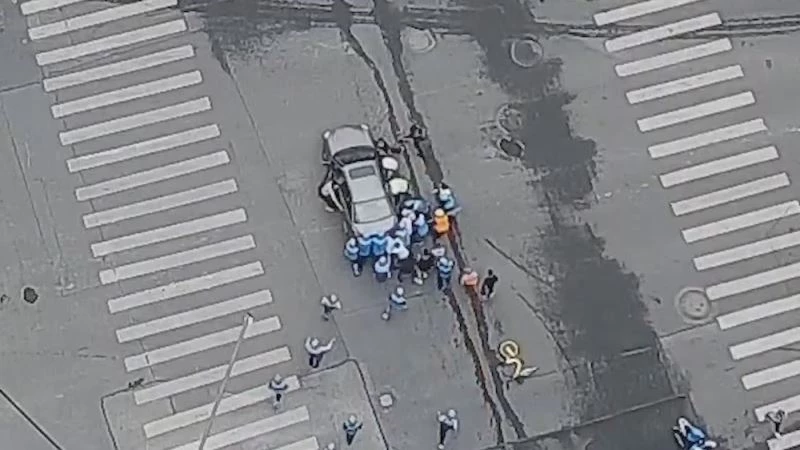 Kuryeler, aracın altında kalan kadını kurtarmak için seferber oldu
