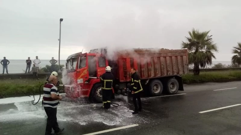 Seyir halinde lastiği yanmaya başlayan kamyona itfaiye ekipleri müdahale etti
