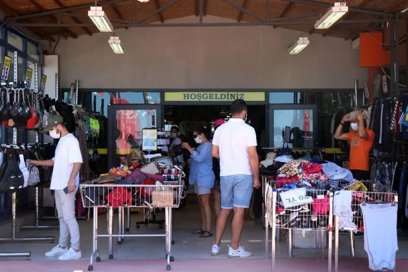 Karasu sahilinde kurulan indirim mağazasında yoğunluk
