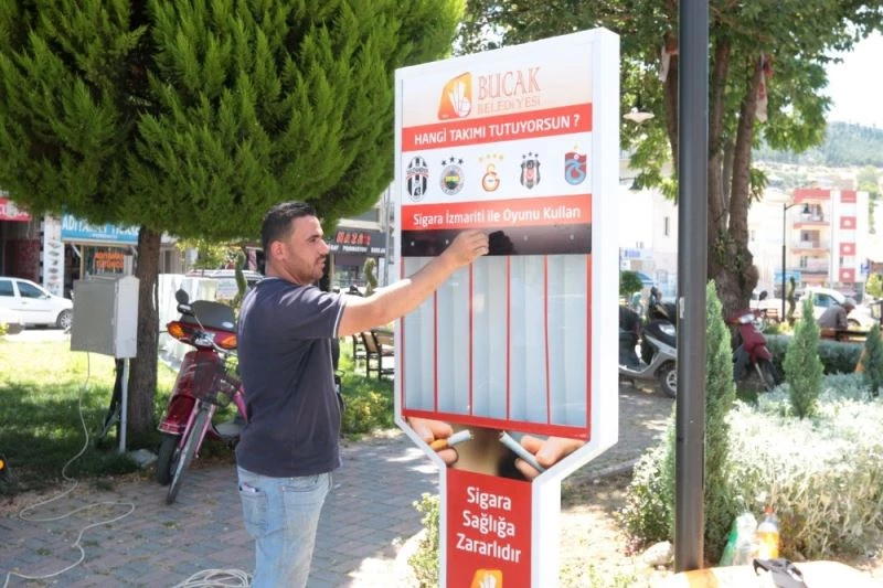 İzmaritler sokağa atılmasın diye takım armalı kutular oluşturuldu
