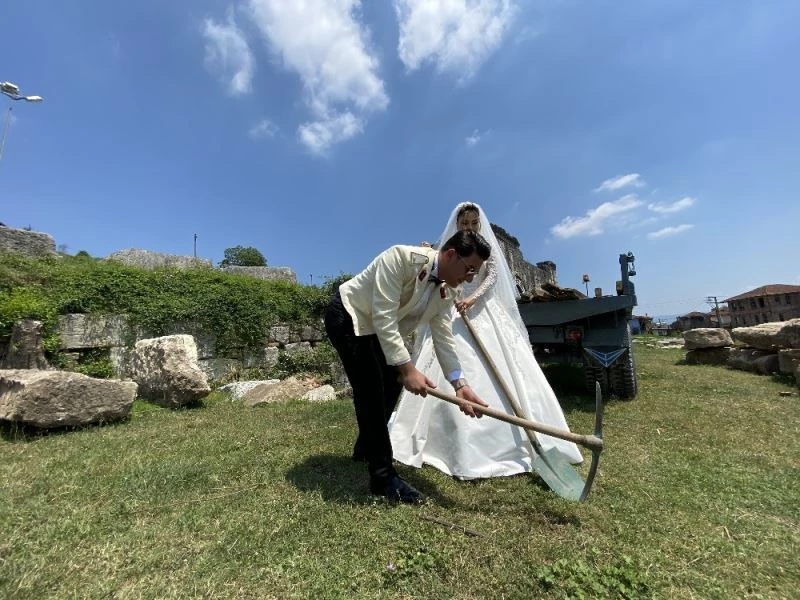 Giydiği gelinlikle antik kent kazan arkadaşlarını ziyaret etti
