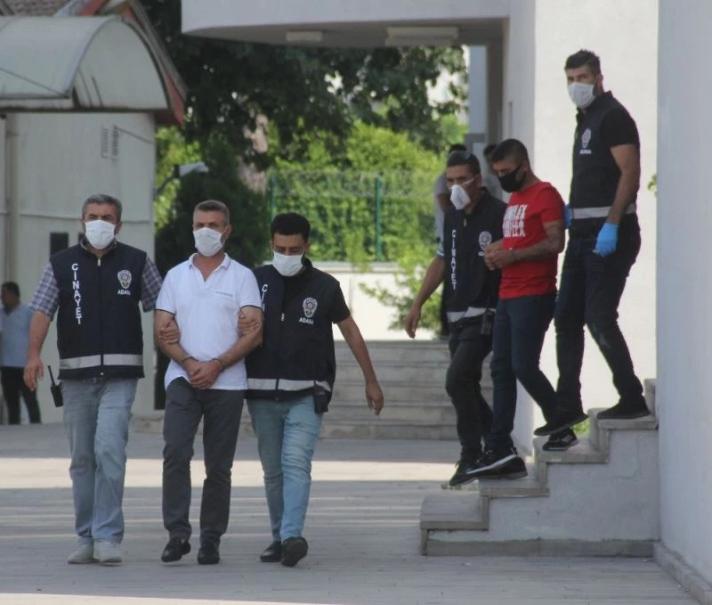 Adliyede hasımlarına silahlı saldırı düzenleyen zanlılar adliyeye sevk edildi
