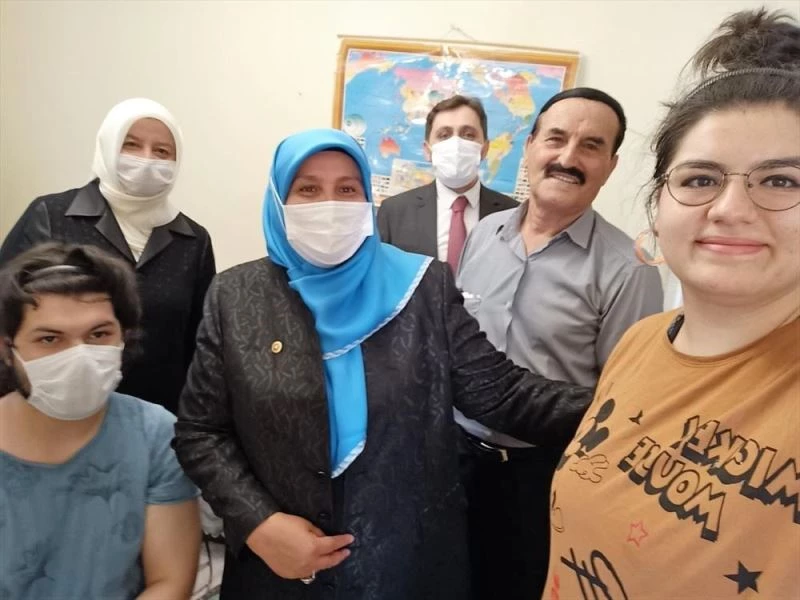 Milletvekili Habibe Öçal, elsiz ve ayaksız doğan üniversite öğrencisiyle kek yaptı