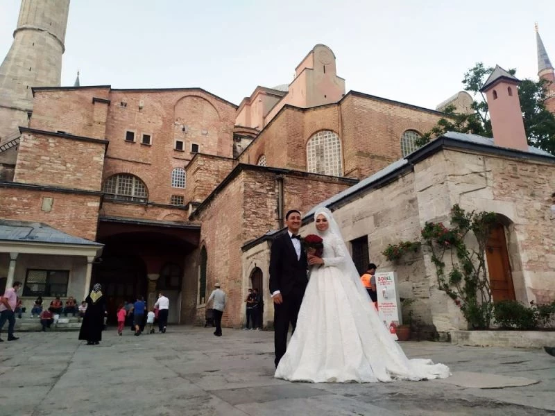 Yurtdışından gelip Ayasofya Camisi’ni gelinlik ve damatlıkla ziyaret ettiler
