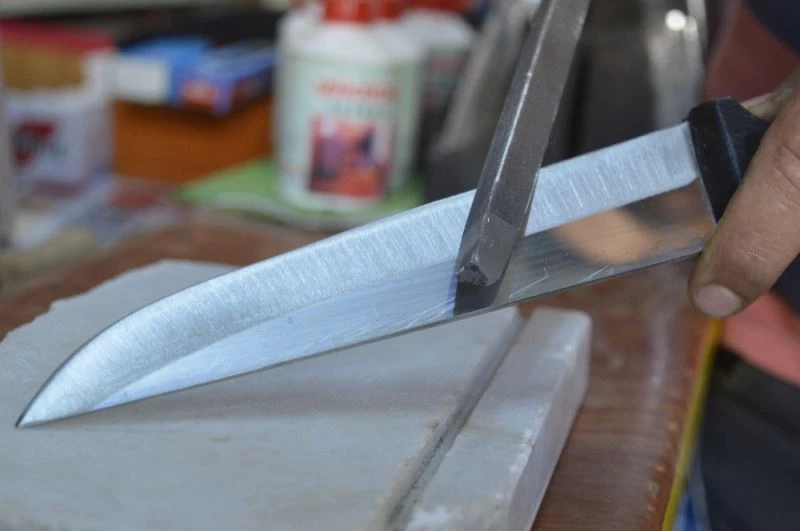 Yok olmaya yüz tutan özel taş ve eğe bıçak bileme
