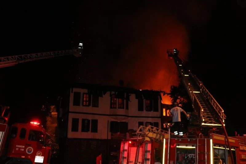 200 yıllık tarihi konaklar alevlere teslim oldu
