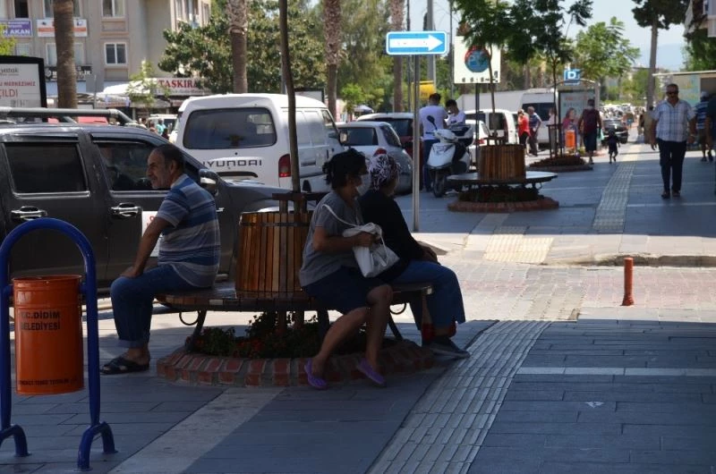 Didim’in işlek caddesine oturma bankları konuldu
