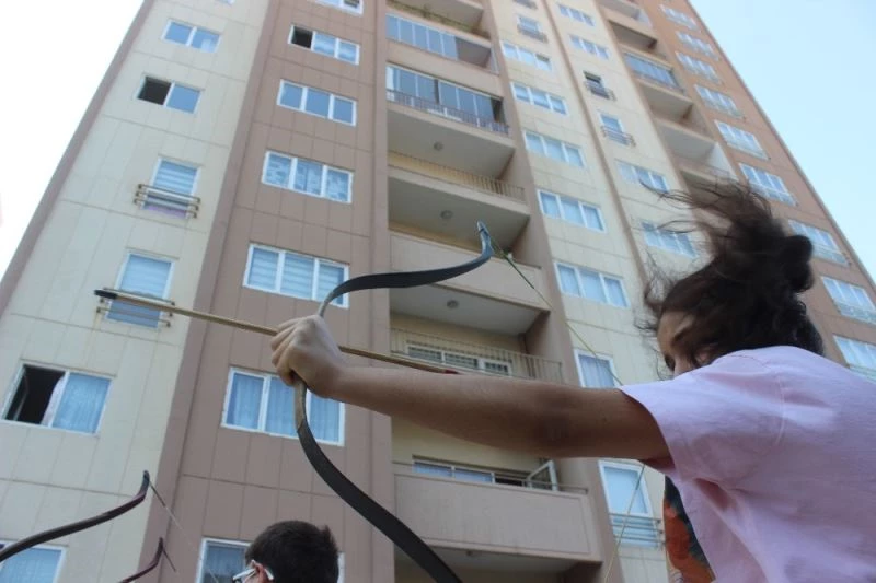 Gökdelenlerin gölgesinde ok atıyorlar
