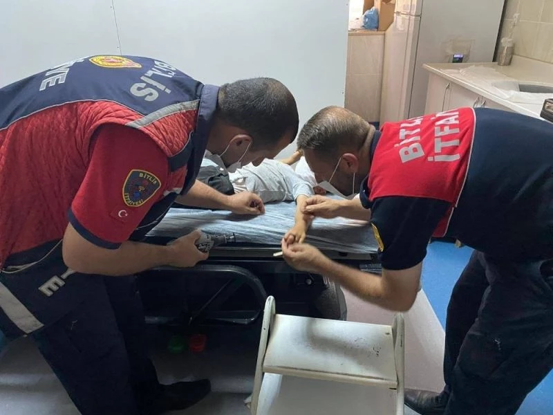 Küçük çocuğun parmağındaki yüzük kesilerek çıkarıldı
