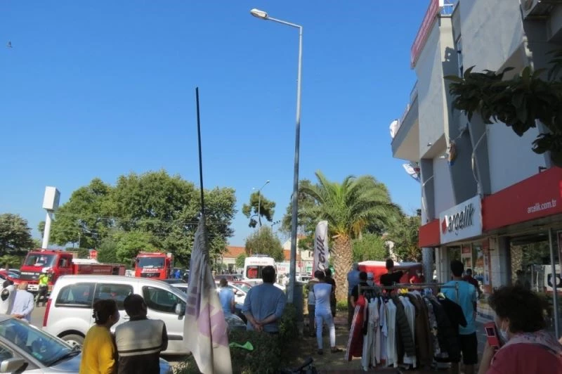 Terasa çıktı atlamak istedi polis vazgeçirdi
