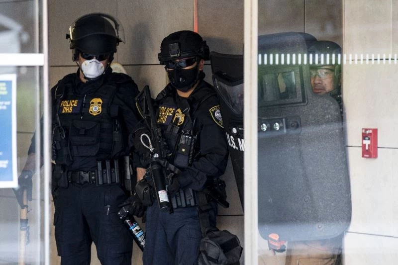 ABD’de protestocu polisi yere yıktı
