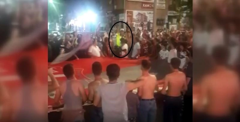 Trafik polisi taraftarlara 3’lü çektirdi
