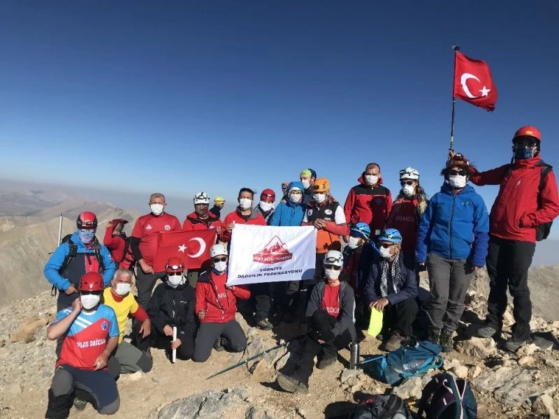 Manisalı dağcılar, zirve tırmanışını sağlık çalışanlarına ithaf etti
