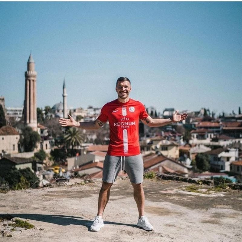Podolski’den ’Antalyaspor’da mutluyum’ paylaşımı
