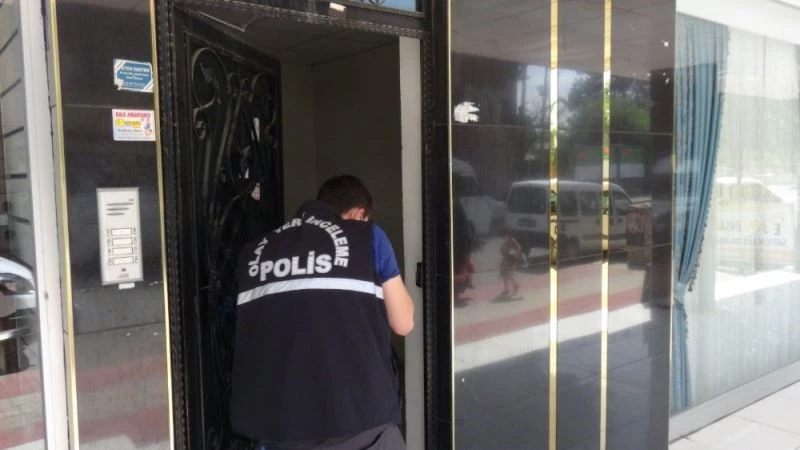 Girdikleri evden cep telefonlarını ve bin 500 lirayı alıp kaçtılar
