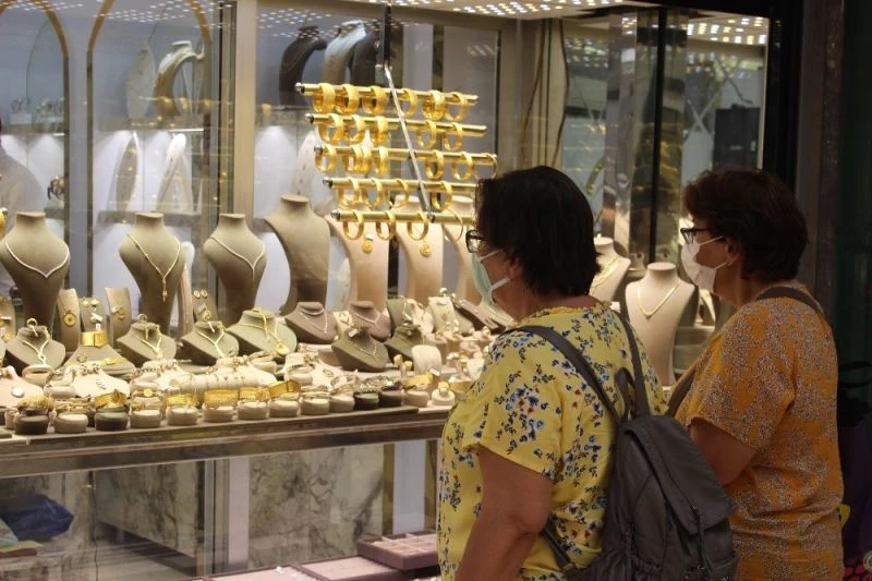 Altın rekor kırınca yatırım yapmak isteyenler kuyumculara koştu
