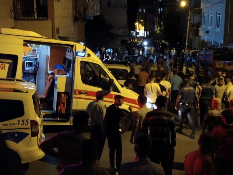 (Özel) Küçükçemece’de ‘kız kaçma’ kavgasında sokak savaş alanına döndü
